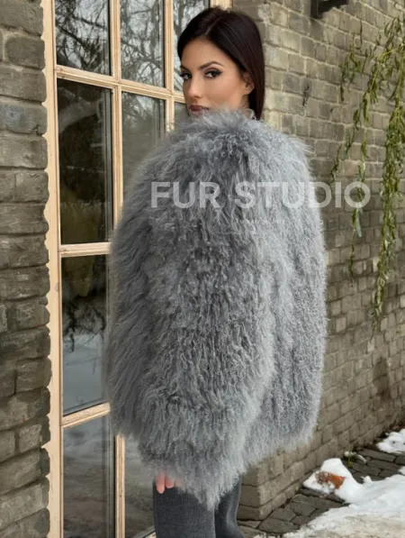 Шуба из меха ламы серого цвета - фото 4