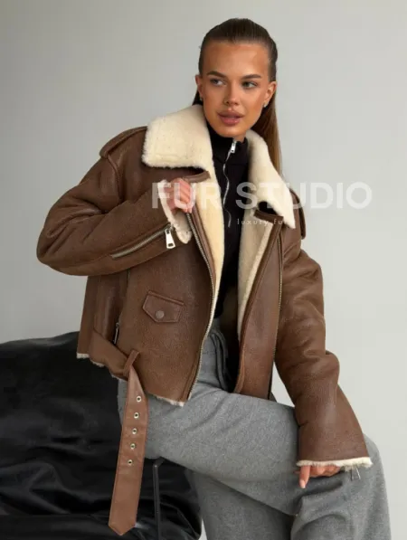 Короткая косуха-дубленка из овчины - фото 4