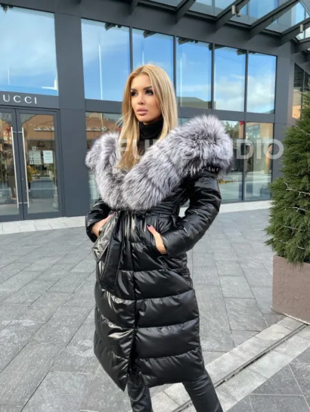 Чёрное пуховое пальто с меховым капюшоном - фото 7