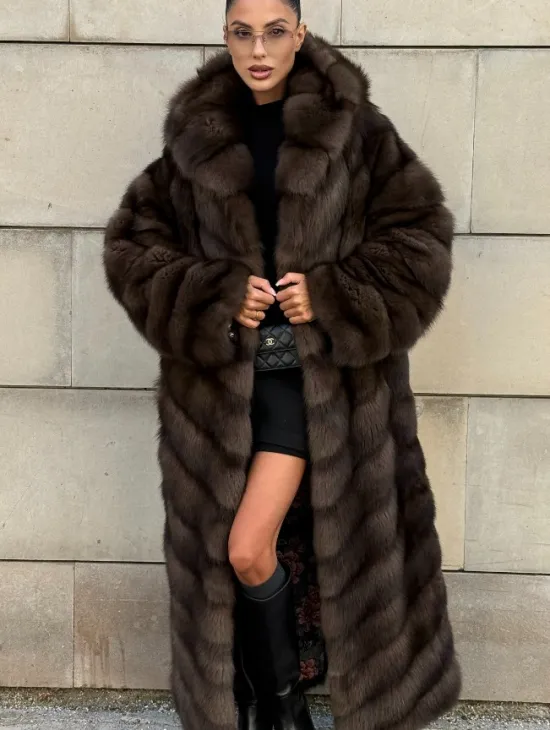 Удлиненная шуба из меха куницы с капюшоном - фото 6