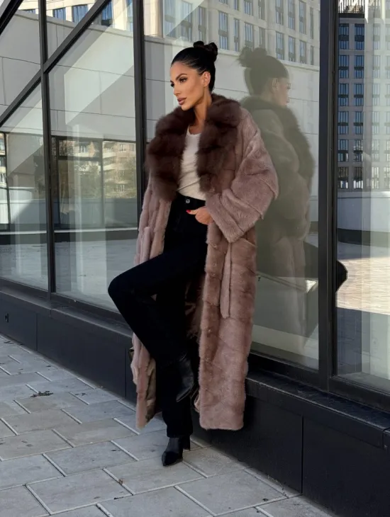 Длинная шуба из норки с воротником из меха куницы - цвет пыльная роза - фото 8