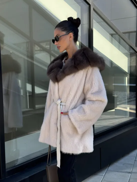 Полушубок из светлой норки с капюшоном куница с поясом - фото 6