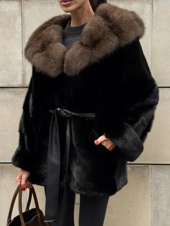 Шуба автоледи из норки Black с потайным поясом и капюшоном из меха куницы - фото 2