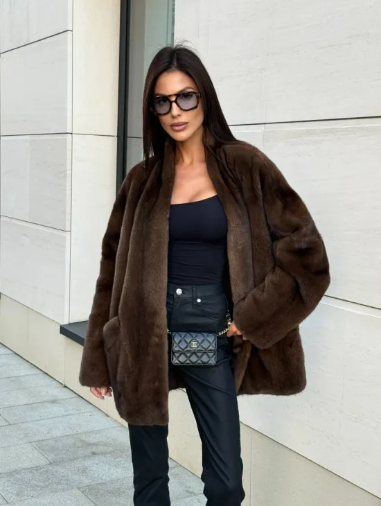 Стильная шубка из меха норки SAGA FURS  в цвете соболь - фото 4