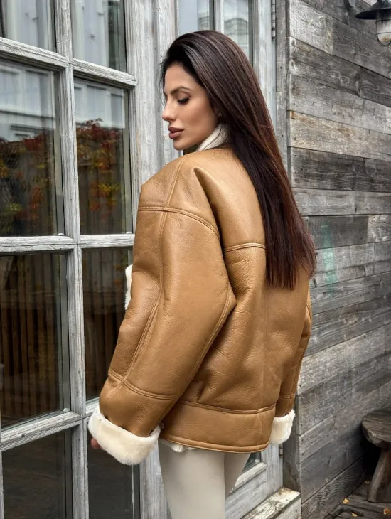 Модная куртка - дубленка в стиле «Oversize» на пуговицах и манжетами на рукавах - фото 6