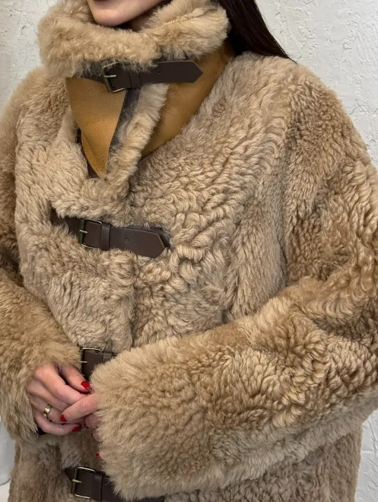 Бежевая женская дубленка из натуральной овчины Тиградо средней длины с отложным воротником - фото 2