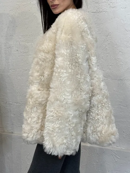 Жакет женский из натуральной овчины с круглым вырезом и накладными карманами - фото 1