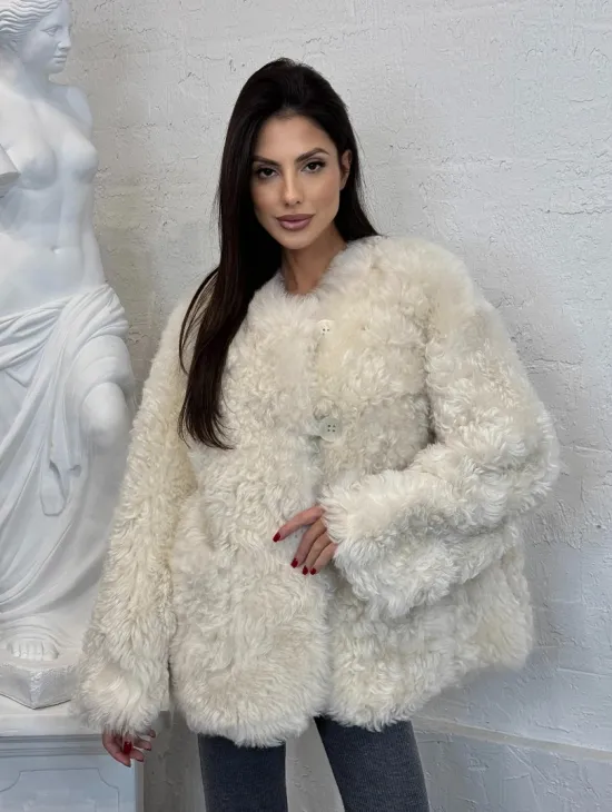 Жакет женский из натуральной овчины с круглым вырезом и накладными карманами - фото 0