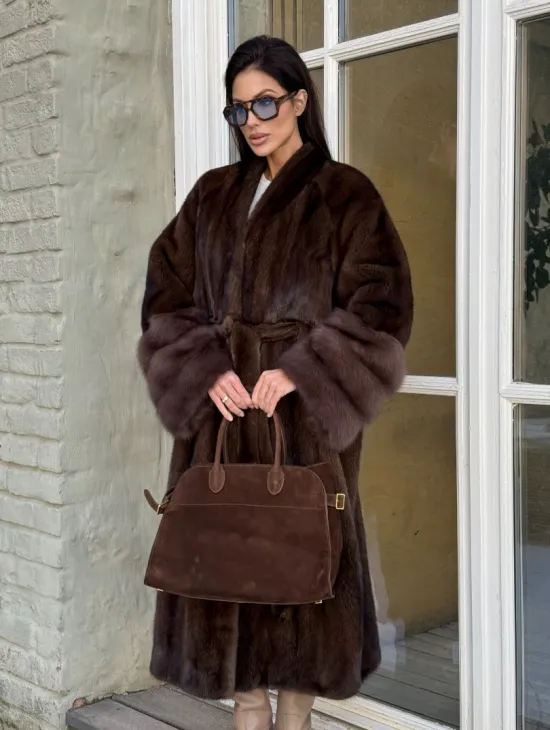 Женская норковая шуба с манжетами из роскошного меха куницы - фото 8