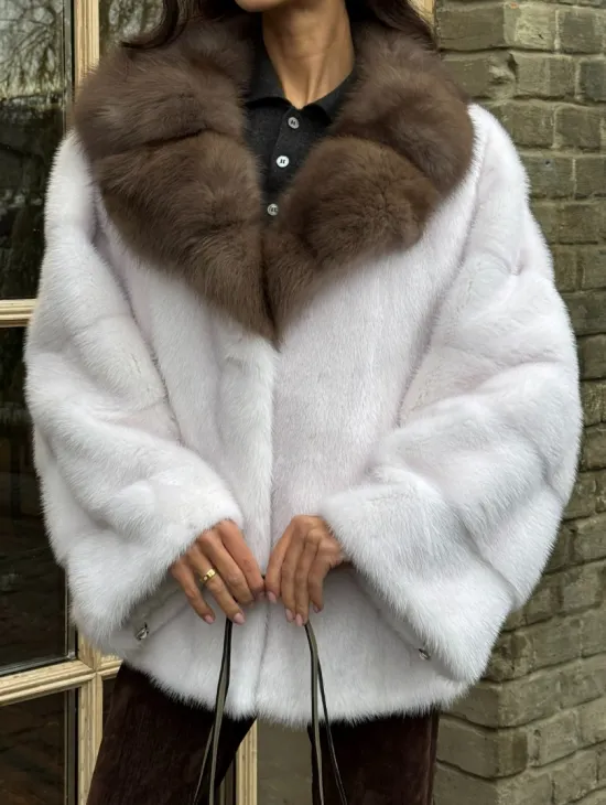 Короткая белая шубка с воротником из натуральной куницы - фото 1