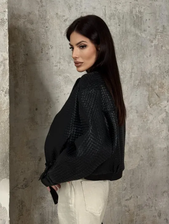 Черный женский бомбер из плетеной натуральной кожи - фото 4