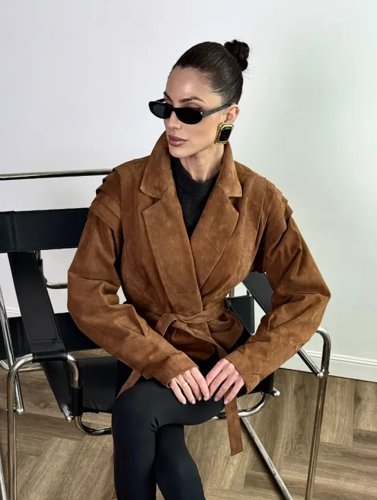 Модная приталенная куртка с плечиками - крылышками из замши Camel - фото 6