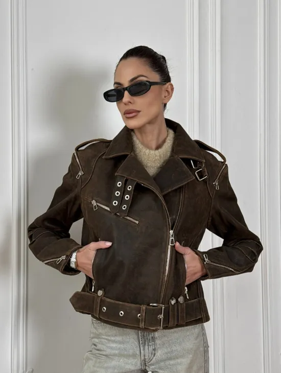 Коричневая куртка- косуха из натуральной винтажной кожи с отложным воротником и молниями на плечах - фото 10