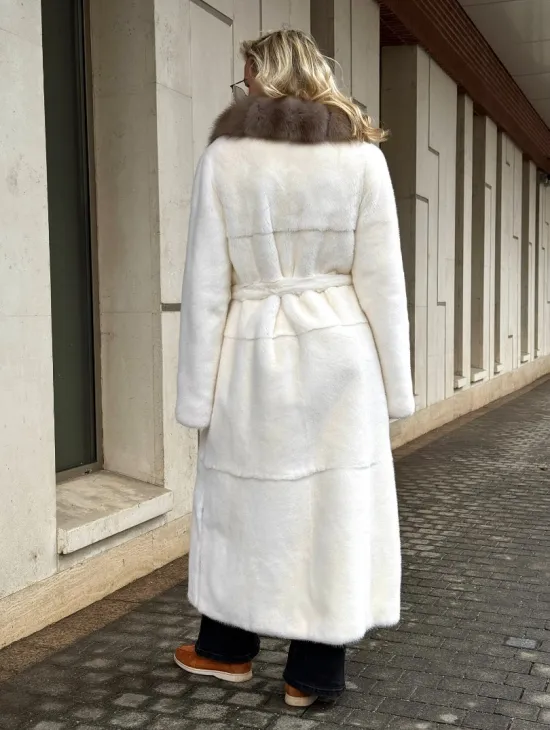 Длинная белая норковая шуба с воротником из меха куницы - фото 9