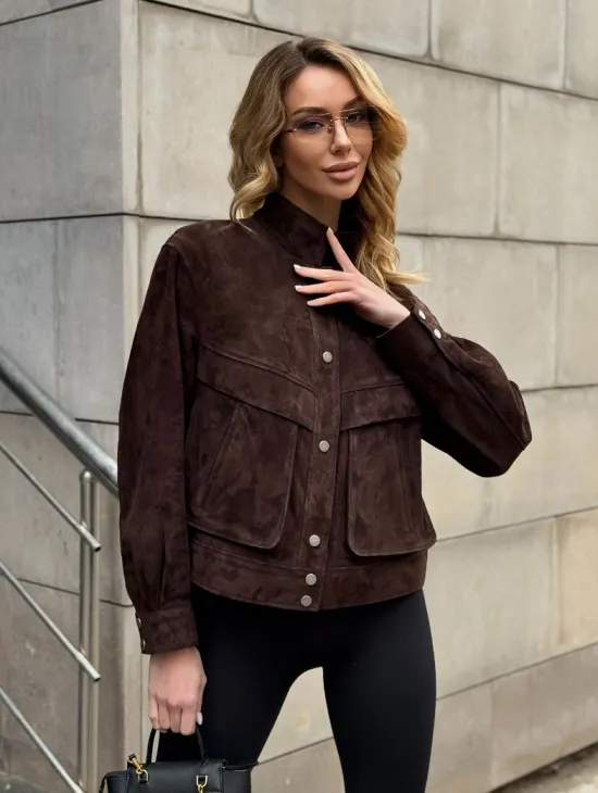 Укороченная замшевая куртка с накладными карманами - фото 9