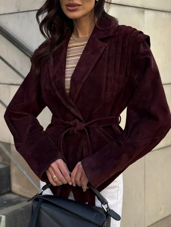 Модная приталенная куртка с плечами в стиле 90-х - фото 2