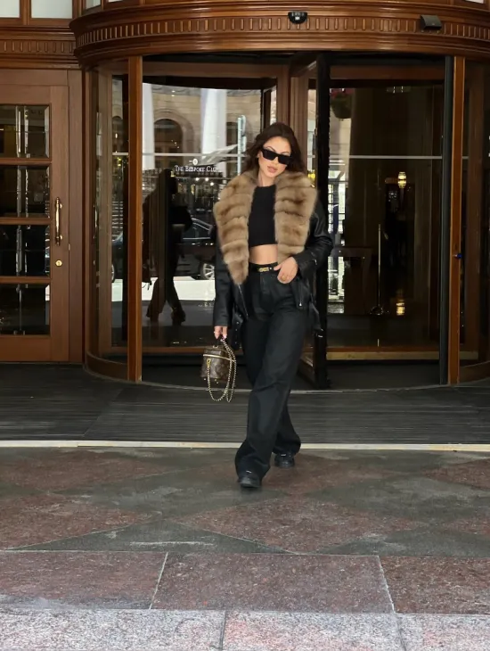 Кожаная куртка под рептилию с воротником из меха куницы - фото 1