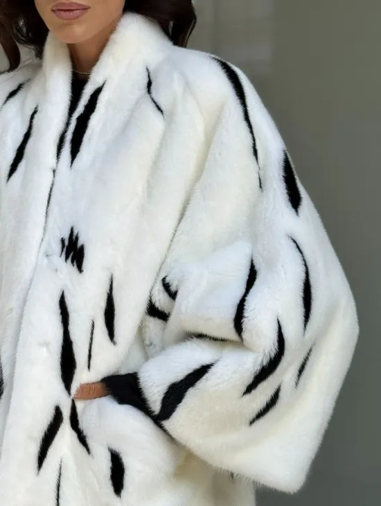 Белый норковый полушубок с рисунком - фото 1