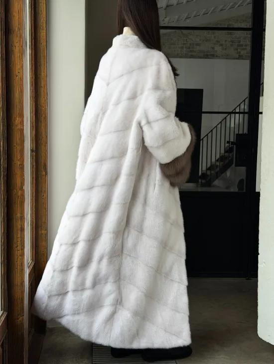 Белая норковая шуба с манжетами из меха куницы - фото 7