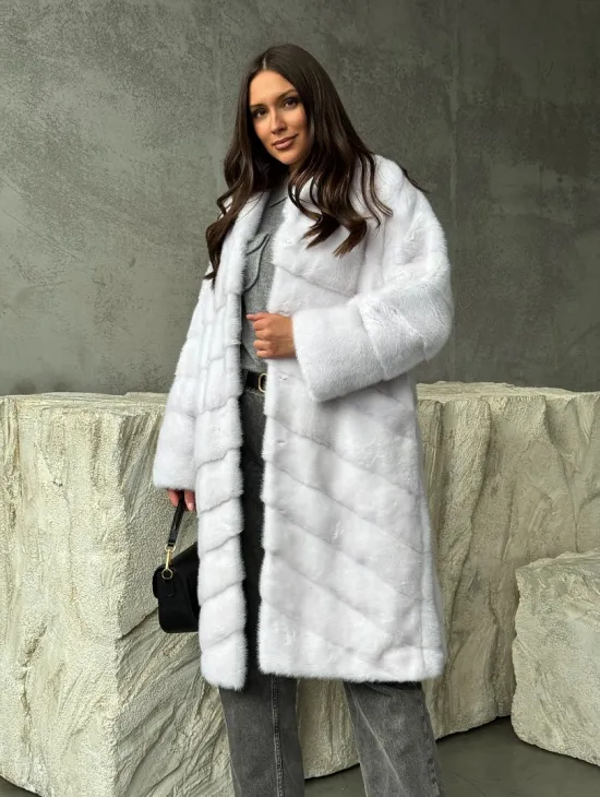 Белая норковая шуба с V-образным воротником - фото 9