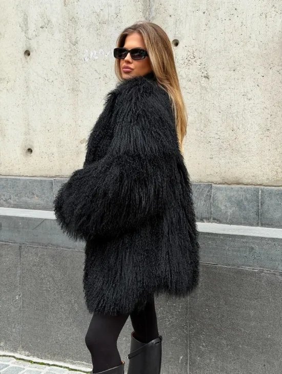 Черная шуба из ламы V-образный вырез - фото 8