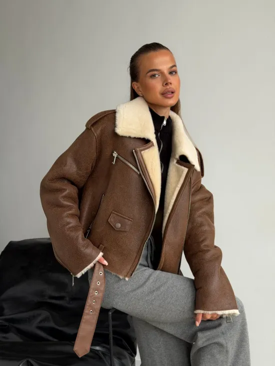 Короткая косуха-дубленка из овчины - фото 10