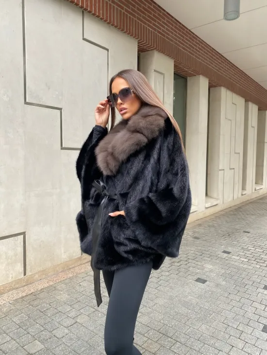 Норковая шуба летучая с воротником из меха куницы в черном цвете - фото 1