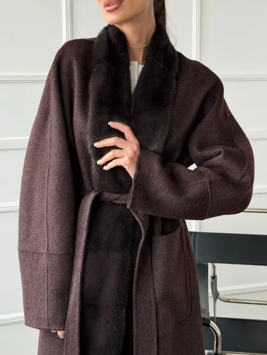 Длинное демисезонное пальто с мехом норки - фото 2