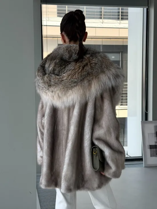 Шуба из аукционной пепельной норки с капюшоном из рыси - фото 7
