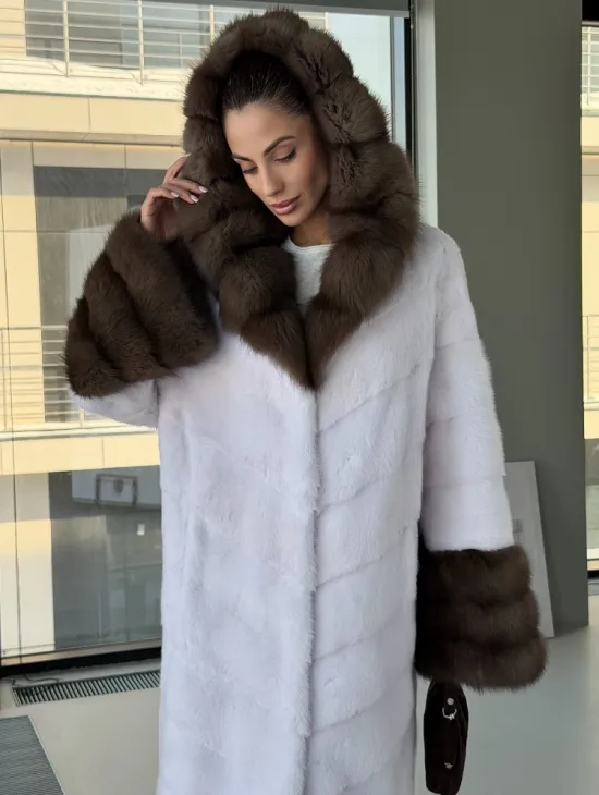 Белая норковая шуба с отделкой из куницы на рукавах и капюшоне - фото 6