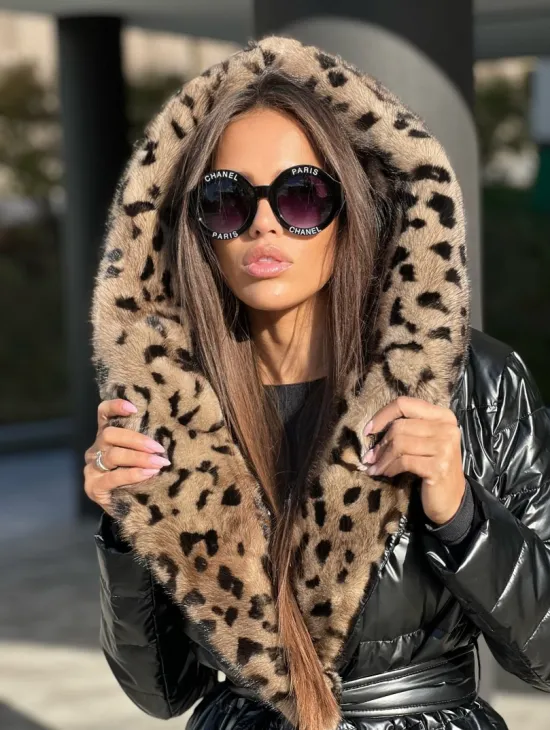 Пуховик с отделкой из меха аукционной норки в анималистическом стиле - фото 1