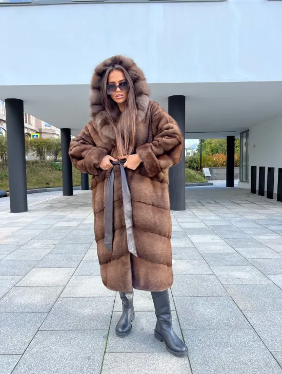 Шуба из аукционной норки NAFA MINK с капюшоном из меха куницы - фото 3