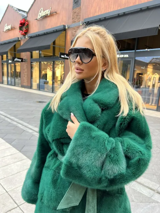 Короткая шуба из меха норки Velvet в изумрудном цвете - фото 1