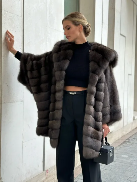 Эффектный жакет из меха соболя с капюшоном седина 1/2 - фото 3