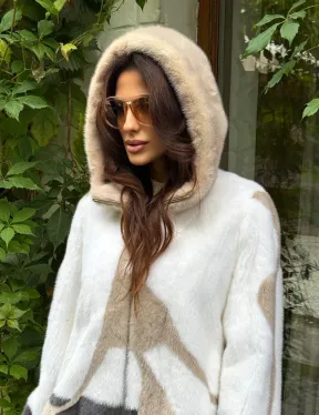 Стильная норковая куртка с капюшоном - фото 7