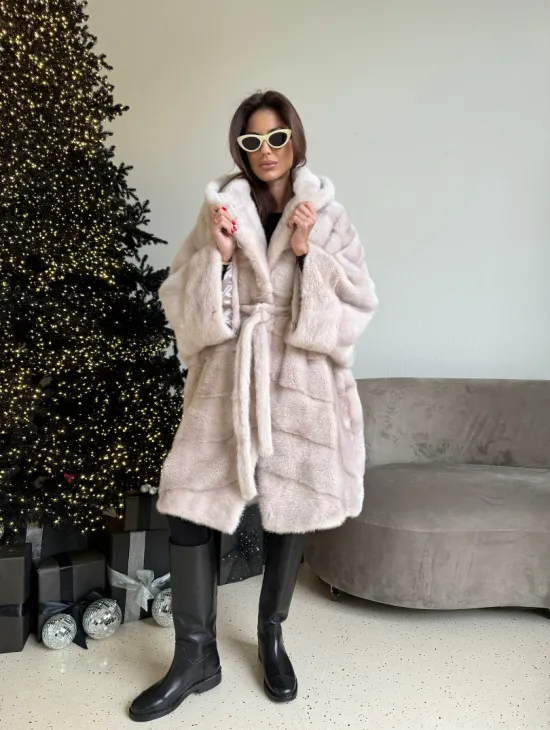 Шуба свободного силуэта из меха норки с капюшоном в цвете пудра - фото 6