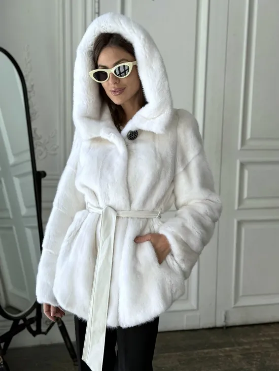 Белая шуба из меха норки (крестовка) с капюшоном - фото 0